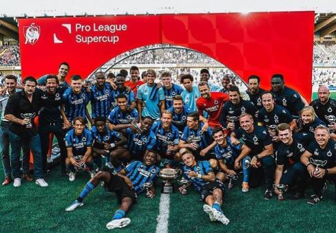 Cyle Larin and his team with the trophy.